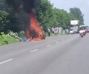 На Прикарпатті серед дороги загорівся автомобіль (фото, відео)