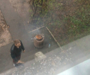 Курйоз: у Франківську молодики смажили шашлик у сміттєвій урні (фото)