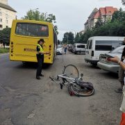 У Івано-Франківська водій маршрутки збив велосипедиста (фоторепортаж)