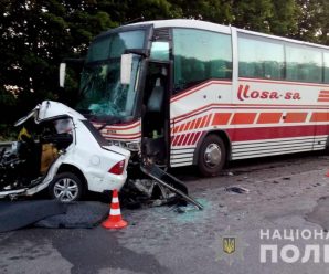 Влетів в лоб автобуса з 50 пасажирами: смертельна ДТП сталась під Харковом