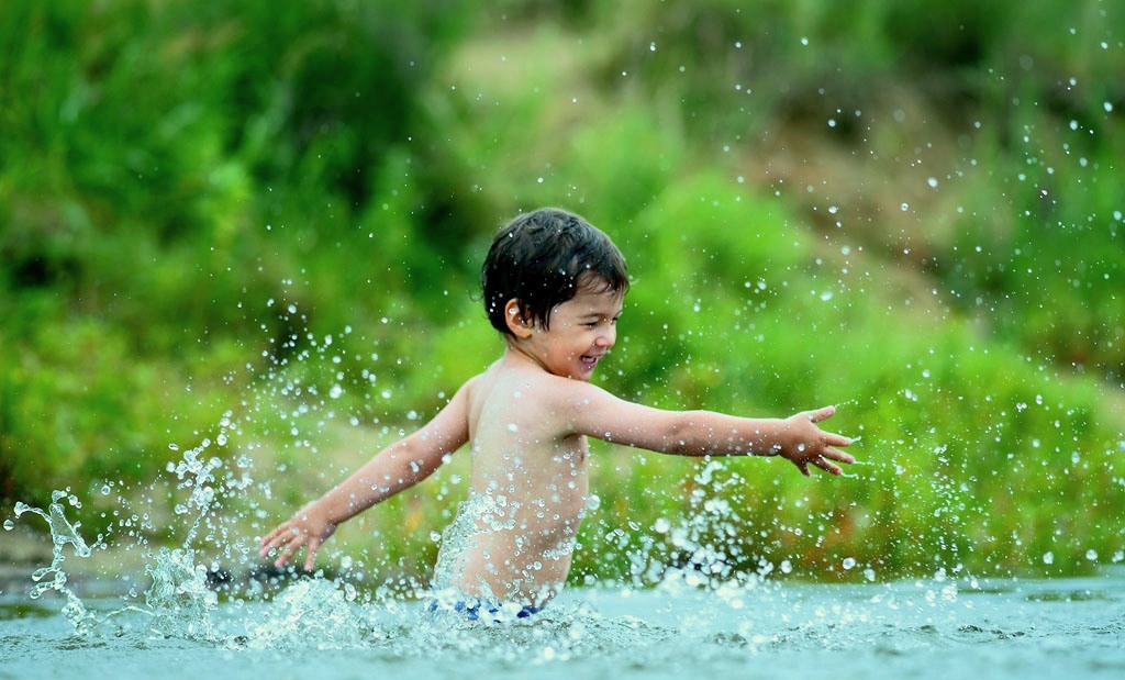 Дети на озере купаются фото