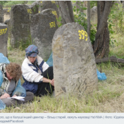 Студенти Києво-Могилянскої академії описали в Калуші 500 надгробків старого єврейського цвинтаря