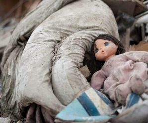 “Прямо біля під’їзду”: жінка виявила тіло маленької дитини в сміттєвому контейнері