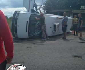 ДТП на Прикарпатті: автомобіль перекинувся на бік (фото)