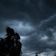 Гроза та сильний вітер: Прикарпатців попереджають про зміну погоди