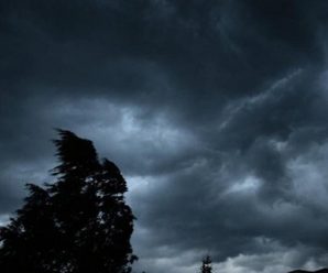 Гроза та сильний вітер: Прикарпатців попереджають про зміну погоди