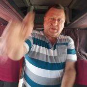 “Не знаєш мови, то не сідай у мій автобус”: водій міжнародного рейсу “забув” жінку на заправці у Польщі (фото)