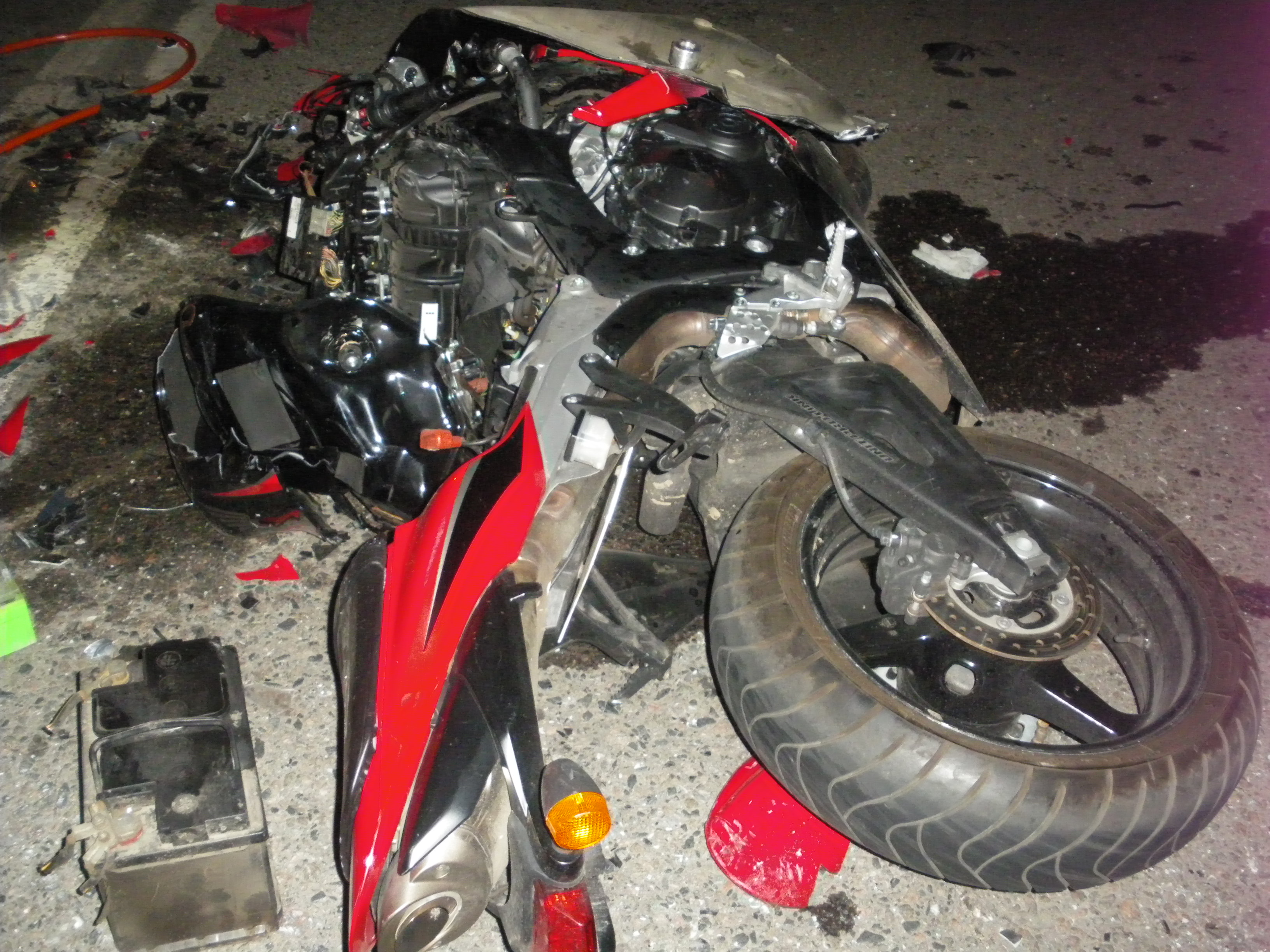 Мотоцикл после аварии. Разбитый рейсер 250.