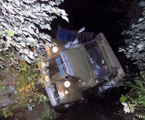 “Від отриманих тілесних ушкоджень водій помер на місці події”: У Закарпатській обл. вантажівка перекинулася у річку
