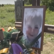 Мати так і не прийшла: в Хмельницькій області поховали малюка з валізи. Відеофакт