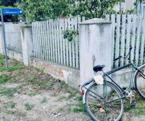 На Прикарпатті велосипедист в’їхав у автівку і від травм помер у лікарні (фото)