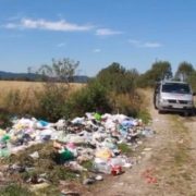 Величезне сміттєзвалище влаштували серед поля у селі на Прикарпатті (відео)