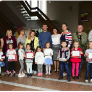 У Франківську 159 учнів отримають сертифікати на шкільне приладдя