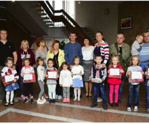 У Франківську 159 учнів отримають сертифікати на шкільне приладдя