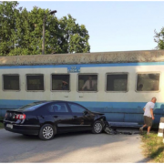 На Прикарпатті автівка протаранила потяг (ФОТО)