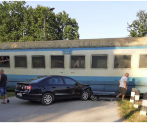 На Прикарпатті автівка протаранила потяг (ФОТО)