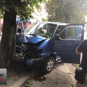 В Івано-Франківську п`яна водійка врізалася в дерево (ФОТО)