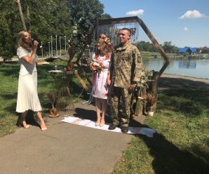 100-й “Шлюб за добу”. У міському парку Калуша одружився ветеран АТО. ФОТО