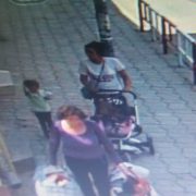 У Коломиї жінки викрали дитячий візок: поліція просить впізнати підозрюваних
