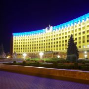 В Івано-Франківську “Білий дім” засяяв синьо-жовтими кольорами (ФОТО)