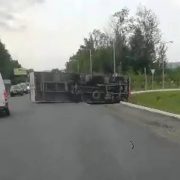 На Прикарпатті перекинулася вантажівка (відео)