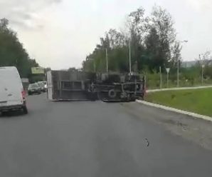 На Прикарпатті перекинулася вантажівка (відео)