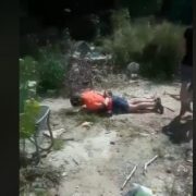 Тягнув у лігво: посеред міста педофіл напав на дівчинку, батько дитини був не проти (відео)