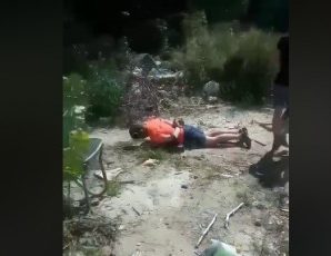 Тягнув у лігво: посеред міста педофіл напав на дівчинку, батько дитини був не проти (відео)