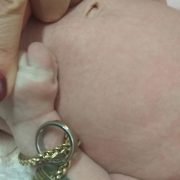 Знайшли немовля з прив’язаними до руки обручками: Поліція розшукує мати немовляти, яке підкинули до лікарні