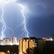 Сильні грози, град і шквальний вітер: на Західній Україні оголосили штормове попередження