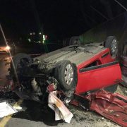 В ніч на вівторок на Набережній авто знесло електроопору і перекинулося (ФОТО, ВІДЕО)