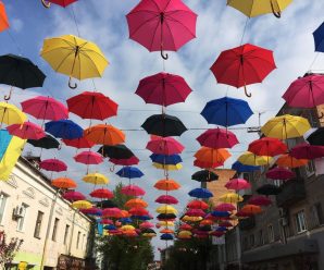В середмісті Франківська підвісять сотню парасольок