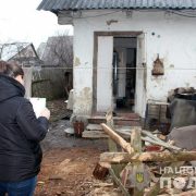 “Тіло було зашите в мішок”: Знайшли мертвими чоловіка і жінку. У траві лежала коса в крові