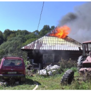 На Прикарпатті активісту, котрий виступає проти незаконної вирубки лісів, спалили будинок (ВІДЕО)