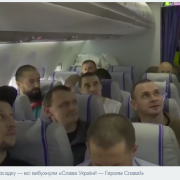 У мережі показали, що відбувалося на літаку зі звільненими українськими полоненими. ВІДЕО