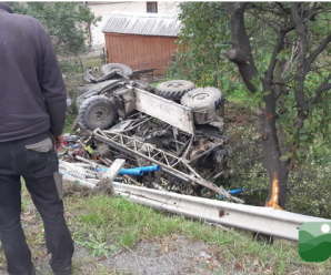 ДТП на Івано-Франківщині: вантажівка злетіла з дороги і перекинулась (ФОТО/ВІДЕО)