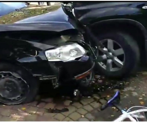 ДТП на Рожнятівщині:Passat протаранив припаркований біля магазину Nissan (ВІДЕО)