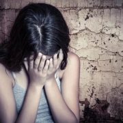 Поглумився з дитини у неї вдома: п’яний чоловік зґвалтував 11-річну дівчинку