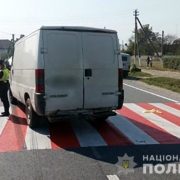 Переходили дорогу: на Івано-Франківщині авто влетіло у жінку з дитиною
