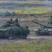 Росія стягує бронетанкові групи впритул до кордону з Україною. Важливі факти (ВІДЕО)