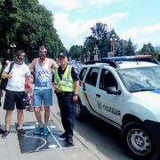 Прикарпатські поліцейські презентують водіям «п’яні» окуляри