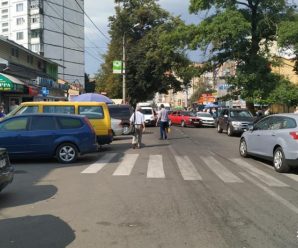 Калушани щодня порушують правила дорожнього руху на вулиці Дзвонарська. ФОТО