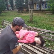 У Франківську поблизу вокзалу муніципали виявили непритомну жінку. ФОТО