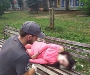У Франківську поблизу вокзалу муніципали виявили непритомну жінку. ФОТО