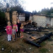 Згоріло все: на Прикарпатті багатодітна сім’я залишилася без даху над головою (фото)