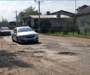 Місячна поверхня: як журналіст проїхався розбитою дорогою в Болехові (ВІДЕО)