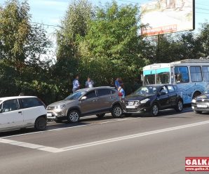 На Незалежності тролейбус розбив три машини (ФОТО)