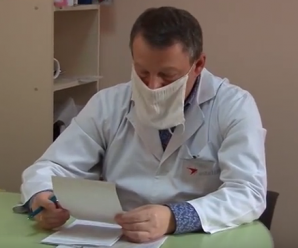 Померти під лікарнею? Медики Івано-Франківської ОДКЛ відмовилися допомогти людині під час приступу на вулиці (відео)