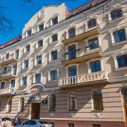 Відомий блогер намагався “розвести” на гроші франківський готель “Станіславів”, – адміністрація закладу (аудіо)