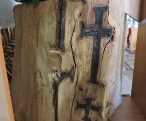 У дереві знайшли… 33 хрести, тепер вони зцілюють від недуг